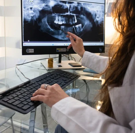 dentista con radiografia en monitor
